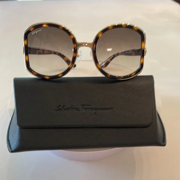Salvatore Ferragamo Brown Women’s Sunglasses NWT - Picture 4 of 14